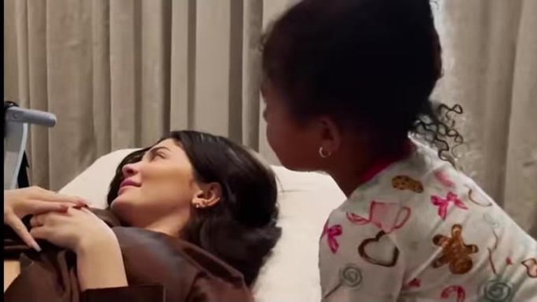 Detik-detik Haru Kylie Jenner Umumkan Hamil Anak Kedua dengan Travis Scott Kylie Jenner membagikan kabar bahagia atas kehamilan anak keduanya dengan Travis Scott. Yuk kita intip momennya!