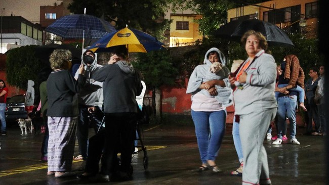 Gempa berkekuatan 7,0 magnitude mengguncang dengan episentrum 17 kilometer di tenggara resor Acapulco, Guerrero, Meksiko.