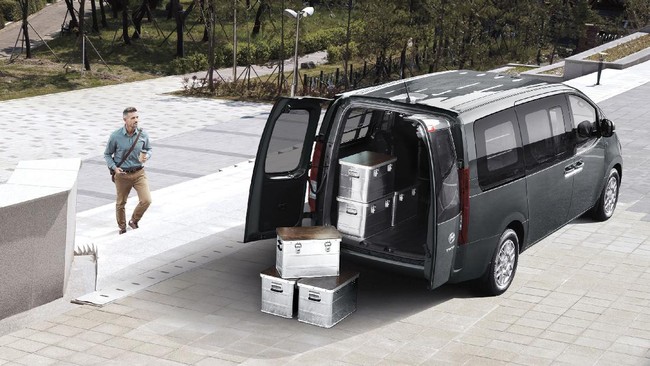 Hyundai Staria Van merupakan versi mobil komersial Staria khusus untuk angkut barang.