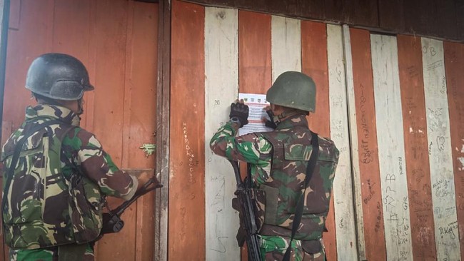 Tumpang Sugian, Kepala Desa Wanakerta, Kabupaten Tangerang viral karena mengenakan seragam TNI. Berkat ulahnya, Tumpang diminta kembalikan seragam.