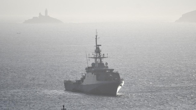 Kapal perang jenis frigate HMS Richmond melewati Selat Taiwan yang bergolak untuk menuju Vietnam.