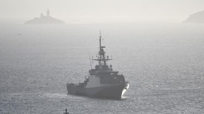 Kapal Perang Inggris Lewat Selat Taiwan, China Berang Kapal perang jenis frigate HMS Richmond melewati Selat Taiwan yang bergolak untuk menuju Vietnam.
