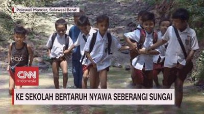 VIDEO: Sekolah Bertaruh Nyawa Seberangi Sungai