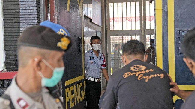 Instalasi Listrik Lapas Tangerang Belum Diperbaiki Sejak 1972 Menkumham Yasonna Laoly menegaskan korsleting listrik masih sebatas dugaan awal. Pihaknya masih menunggu kepolisian menyelidiki lebih lanjut secara tuntas.