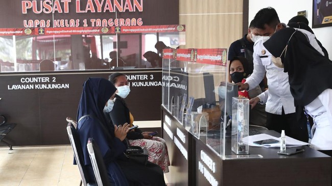 Haerudin, orang tua dari salah satu narapidana, mendatangi Lapas kelas I Tangerang untuk mengetahui kondisi anaknya usai kebakaran menewaskan 41 napi semalam.
