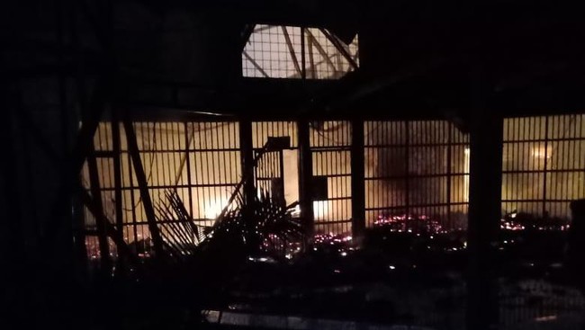 Setidaknya 41 orang tewas dalam kebakaran Lapas Kelas I Tangerang, Banten. Jenazah korban dibawa ke RS dr Sitanala dan RSUD Kabupaten Tangerang.