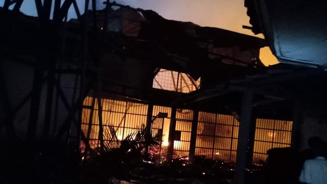 Setidaknya 41 narapidana tewas dalam insiden kebakaran Lapas Tangerang, Rabu (8/9) dini hari. Polisi menduga kebakaran ini dipicu korsleting listrik.