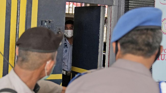 Sejauh ini diketahui baru tujuh jenazah yang berhasil diidentifikasi RS Polri, setelah penambahan dua jenazah yang terkenali pada hari ini.