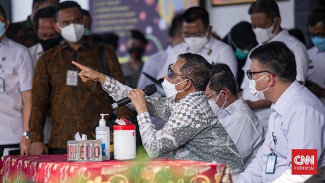 Pelapor yang menjadi tersangka korupsi, Nurhayati, menunda rencana praperadilan setelah mendapat atensi dari Menko Polhukam Mahfud MD.