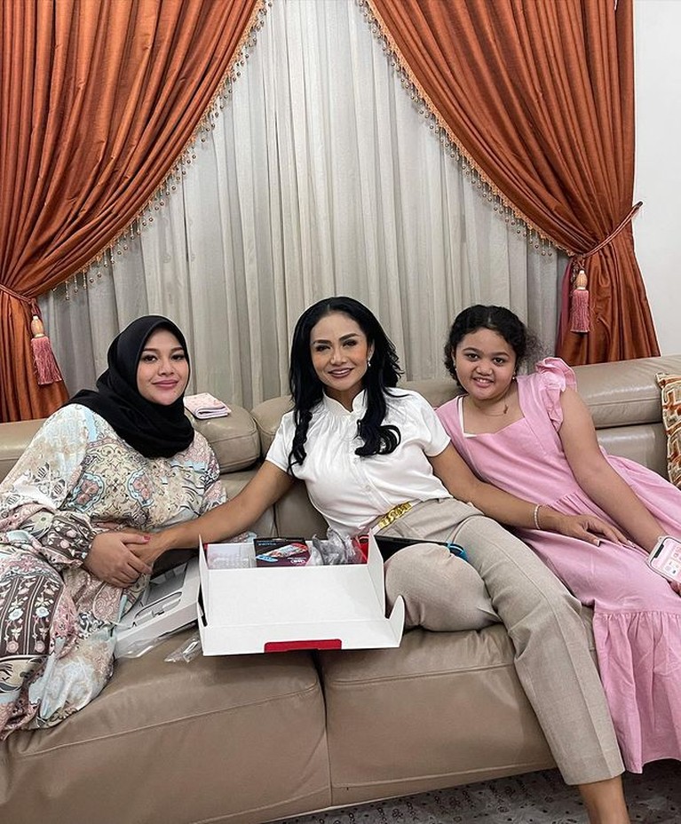 Momen Hangat Atta Halilintar dan Aurel Rayakan Ultah Amora yang ke-10 Ulang tahun Amora yang ke 10 juga dirayakan oleh kakak tirinya Aurel Hermansyah serta Atta Halilintar. Yuk intip momennya!