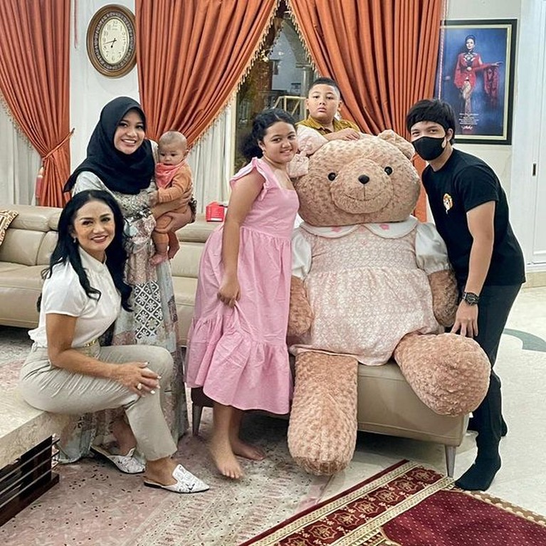 Momen Hangat Atta Halilintar dan Aurel Rayakan Ultah Amora yang ke-10 Ulang tahun Amora yang ke 10 juga dirayakan oleh kakak tirinya Aurel Hermansyah serta Atta Halilintar. Yuk intip momennya!