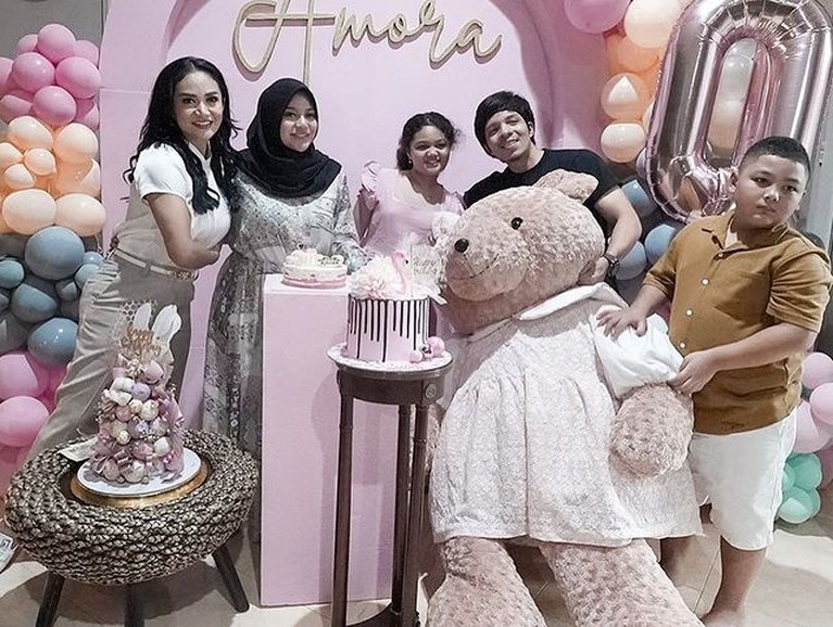Momen Hangat Atta Halilintar dan Aurel Rayakan Ultah Amora yang ke-10 Ulang tahun Amora yang ke 10 juga dirayakan oleh kakak tirinya Aurel Hermansyah serta Atta Halilintar. Yuk intip momennya!