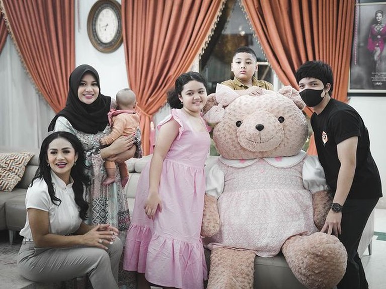 Momen Hangat Atta Halilintar dan Aurel Rayakan Ultah Amora yang ke-10 Ulang tahun Amora yang ke 10 juga dirayakan oleh kakak tirinya Aurel Hermansyah serta Atta Halilintar. Yuk intip momennya!