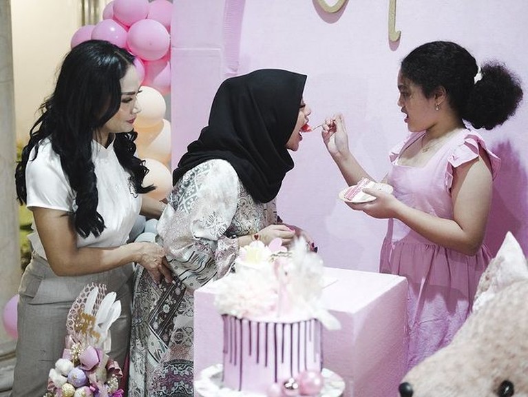 Momen Hangat Atta Halilintar dan Aurel Rayakan Ultah Amora yang ke-10 Ulang tahun Amora yang ke 10 juga dirayakan oleh kakak tirinya Aurel Hermansyah serta Atta Halilintar. Yuk intip momennya!