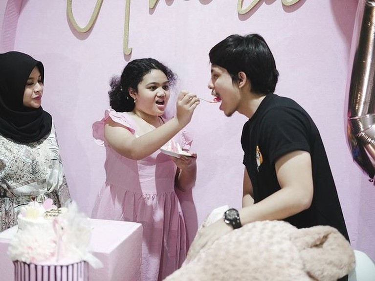 Momen Hangat Atta Halilintar dan Aurel Rayakan Ultah Amora yang ke-10 Ulang tahun Amora yang ke 10 juga dirayakan oleh kakak tirinya Aurel Hermansyah serta Atta Halilintar. Yuk intip momennya!