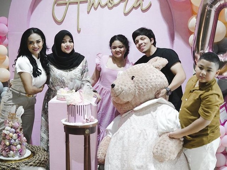 Momen Hangat Atta Halilintar dan Aurel Rayakan Ultah Amora yang ke-10 Ulang tahun Amora yang ke 10 juga dirayakan oleh kakak tirinya Aurel Hermansyah serta Atta Halilintar. Yuk intip momennya!