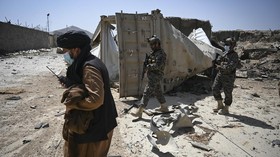 FOTO: Tatap Nanar Taliban di Atas Puing Markas CIA