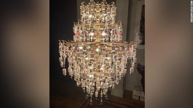 Pendaran Cahaya Chandelier Botol Bekas Vaksin Covid-19