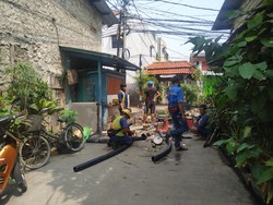 Petugas PAM Cek Pipa Air Jl Pademangan IV Imbas Proyek Gorong-gorong