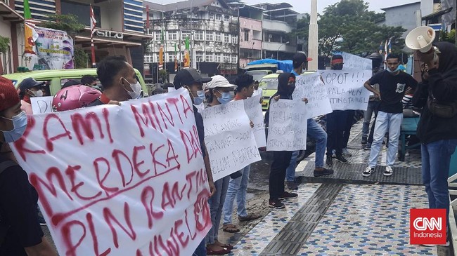 Warga di daerah terpencil kesal hanya dialiri listrik 5 jam, dari biasanya 12 jam sehari. Saat demo di kantor PLN, mereka minta merdeka.