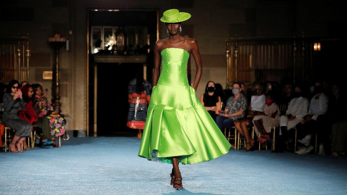 FOTO: Drama dan Kemewahan Gaun Christian Siriano di NYFW