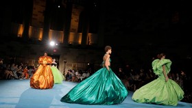 FOTO: Drama dan Kemewahan Gaun Christian Siriano di NYFW