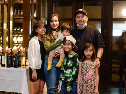 7 Potret Terbaru Sheila Marcia dan 4 Anak yang Kini Tinggal di Bali