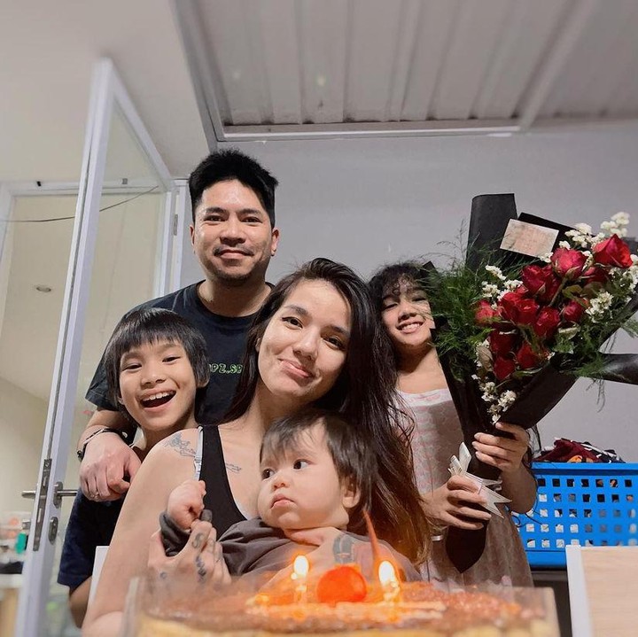 <p>Belum lama ini, giliran Sheila Marcia yang mendapatkan kejutan dari anak-anak dan suaminya. Ia diberi sebuket bunga mawar dan kue ulang tahun ketika genap berusia 32 tahun. (Foto: Instagram @itssheilamj)</p>