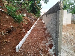 Penampakan Tembok 2 Meter Bikin Sempit Akses Rumah Warga di Tangsel
