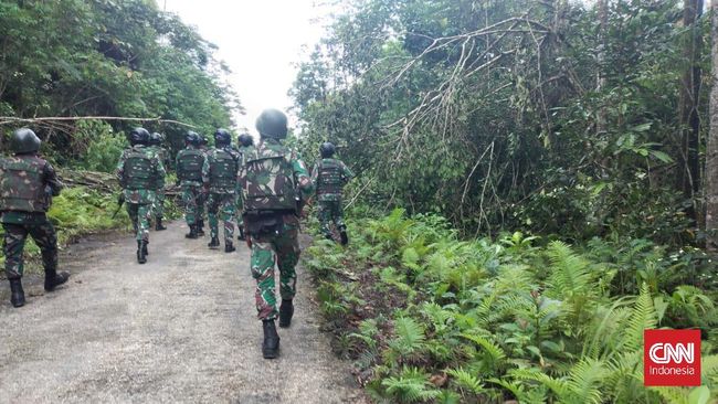 Para pekerja Jalan Trans Papua Barat yang menjadi sasaran penyerangan orang tak dikenal ini bersembunyi ke Pos Satgas Satuan Organik Yonif RK 136/TS.