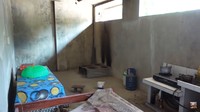 <p>Meski berukuran sangat luas dengan dua lantai, Yanti membuat rumahnya tetap terlihat sederhana, Bunda. Yanti sangat bangga dengan pencapaiannya lho. Sebelumnya, pekerjaan Yanti sebagai TKW sempat dihina oleh kenalannya yang merupakan PNS. (Foto: YouTube Yanti Guixe family)</p>