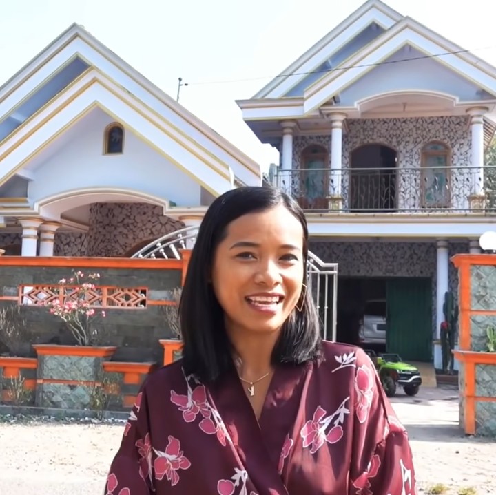 <p>Kisah TKW asal Blitar bernama Yanti yang berjodoh dengan bule Barcelona sempat viral di tahun lalu. Ia hidup bahagia usai dinikahi pria bernama Marc Guixe. Tinggal di rumah yang besar, tak disangka hunian tersebut diperoleh tanpa bantuan suami Yanti. (Foto: YouTube Yanti Guixe family)</p>