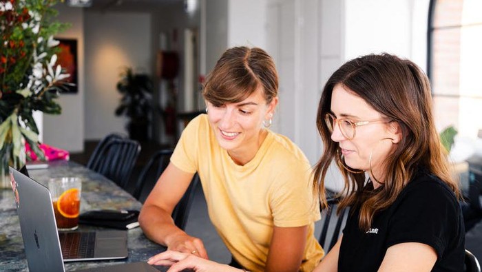 Terlihat Keren, 4 Hal Ini Sebaiknya Nggak Kamu Lakukan di Kantor, Fresh Graduate Kudu Tahu!