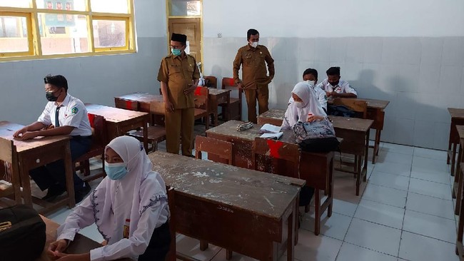 Disdikbud Pamekasan semua lembaga pendidikan di bawah naungannya telah melaksanakan PTM terbatas dengan tetap menerapkan protokol kesehatan Covid-19 ketat.