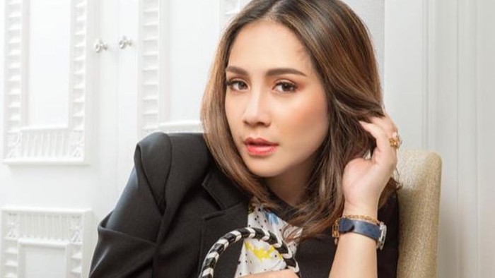 Deretan Kaus Oblong yang Dipakai Nagita Slavina dengan Harga Fantastis