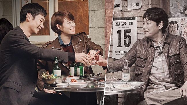 Drama Korea Signal diadaptasi menjadi webtun dan bisa dibaca di Naver Webtoon dan Kakao Webtoon.