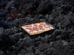 Ekstrem Banget! Pizza Ini Dimasak dengan Lava 1.800 Derajat Celcius