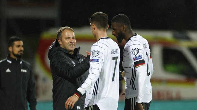 Pesawat terbang yang membawa anggota timnas Jerman terpaksa mendarat darurat di daerah Edinburgh, Skotlandia, Kamis (9/9) pagi waktu setempat.