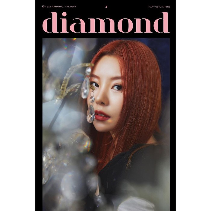 Tampil dengan rambut coklat kemerahan dipadu lipstik merah gelap, Wheein semakin terlihat memikat. Ditambah dekorasi permata yang berkilauan, semakin memancarkan kesan elegan dalam foto Wheein tersebut./Foto: Instagram.com/mamamoo_official