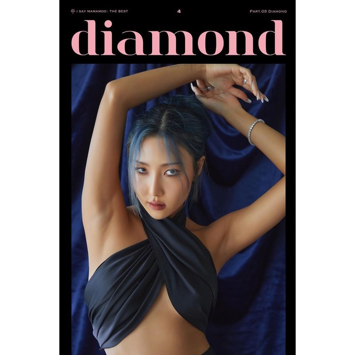 Seperti ciri khasnya, dalam pemotretan kali ini pun Hwasa tampil berani. Hwasa menampilkan kulit kecokelatannya yang eksotis, serta rambut biru dengan nuansa keabuan, memberi kesan tegas dan penuh percaya diri./Foto: Instagram.com/mamamoo_official