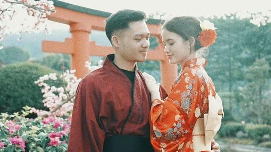 Azriel Hermansyah melakukan pemotretan bersama sang kekasih Sarah Menzel mesra ala prewedding. Yuk intip!