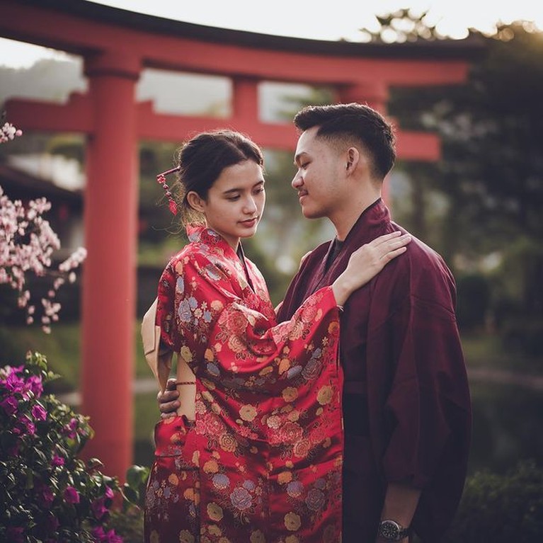 Gaya Mesra Azriel Hermansyah & Sarah Menzel Pakai Baju Adat Jepang Azriel Hermansyah melakukan pemotretan bersama sang kekasih Sarah Menzel mesra ala prewedding. Yuk intip!