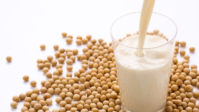 Alasan Susu Kedelai Jadi Opsi Tepat untuk Campuran Kopi Kekinian Sejumlah alasan kenapa susu kedelai bisa menjadi alternatif tepat dalam meracik kopi kekinian, mulai dari tinggi protein hingga rendah lemak.