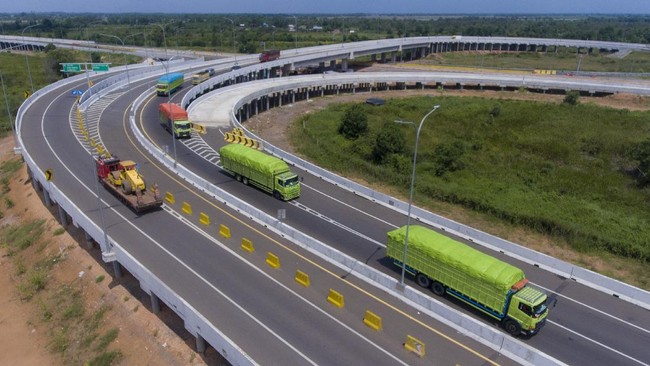 PT Hutama Karya (Persero) Tbk saat ini tengah membangun Jalan Tol Trans Sumatera sepanjang 1.065 km, 531 km di antaranya telah beroperasi.