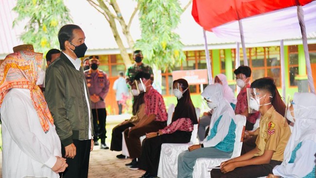 Presiden Jokowi menyebut pembelajaran tatap muka (PTM) bisa dilakukan jika semua warga sekolah di daerah non-PPKM Level 4 sudah menerima vaksin Covid-19.