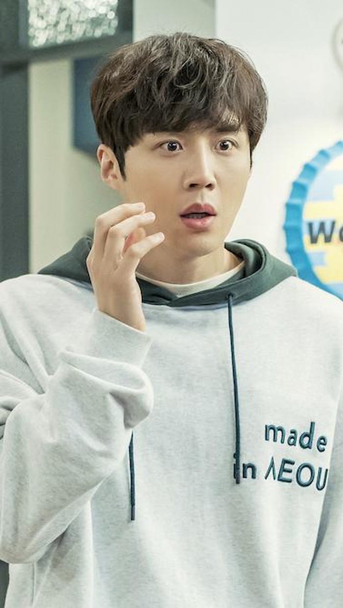 Mau lihat Soen Ho muda yang suka marah-marah tapi tetap bikin gemas? Wajib nonton kelakuan aktor yang punya lesung pipit ini di drakor Welcome to Waikiki 2 (2019). Drama bergenre komedi ini, siap mengocok perut kamu seharian karena memang kocak banget, lho! /Foto: (dok. Netflix)