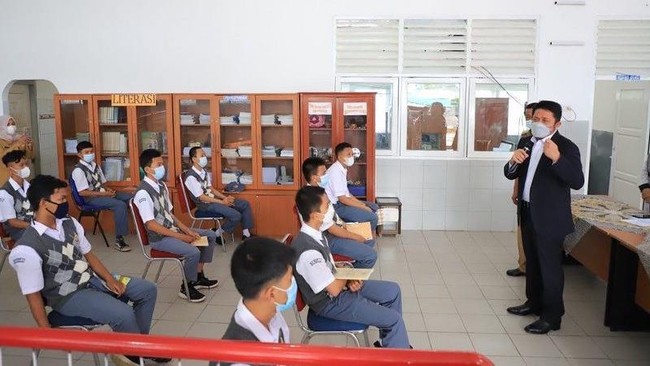 Gubernur Sumsel Herman Deru mengadakan kegiatan peninjauan pelaksanaan pembelajaran tatap muka (PTM) di sejumlah sekolah di Palembang pada Senin (30/8).