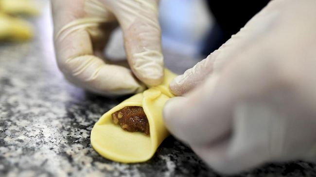 Zsolt Karl, seorang pembuat kue di Hungaria membuat kue yang disebutnya sebagai 'gigitan Surga.'