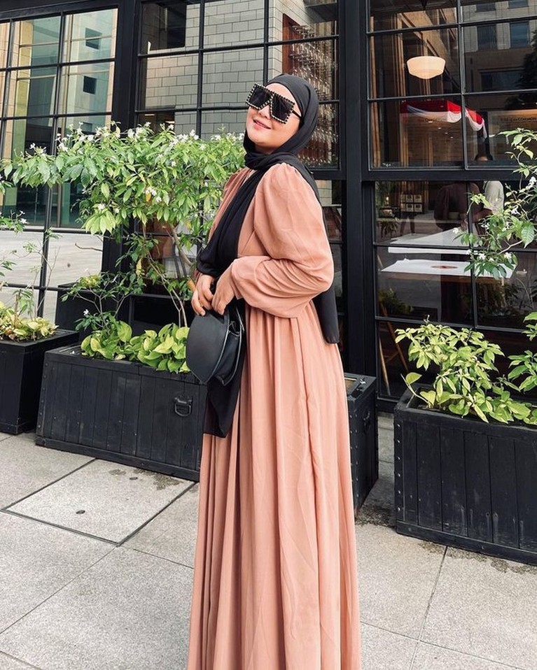 Mantap Berhijab, Intip Penampilan Terbaru Rosa Meldianti Rosa Meldianti mengubah penampilannya dengan berhijab. Yuk kita intip potret terbarunya dengan hijab!