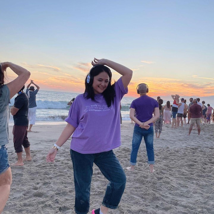 <p>Caca juga ikuti <em>healing therapy</em> berupa <em>intuititive dancing</em> di Venice Beach. Dalam potret berikut, ia terlihat semangat menari sambil diiringan musik dari <em>headphone</em> bersama orang asing nih, Bunda. (Foto: Instagram @marshanda99)</p>